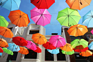 colorful-umbrella-installation-agueda-portugal-patricia-almeida-gessato-gblog-2